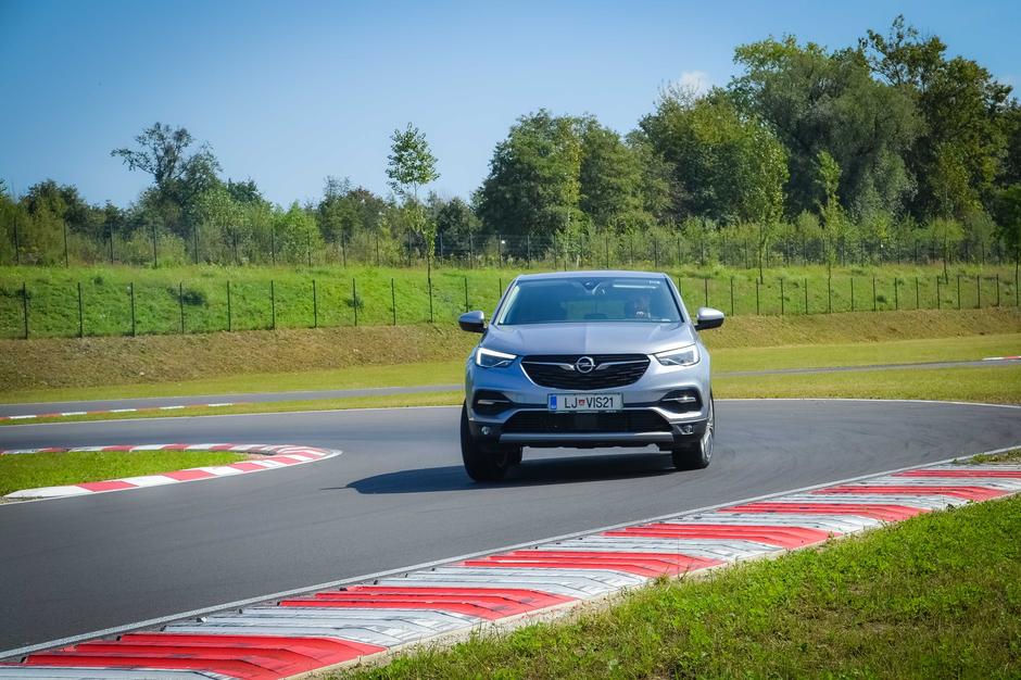 Preizkus na AMZS karting stezi z opel grandlandom X | Avtor: Gregor Prebil