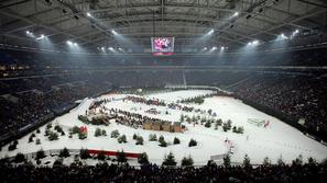 Na tribunah stadiona Schalke v Gelsenkirchnu se je zbralo 50.000 gledalcev. (Fot