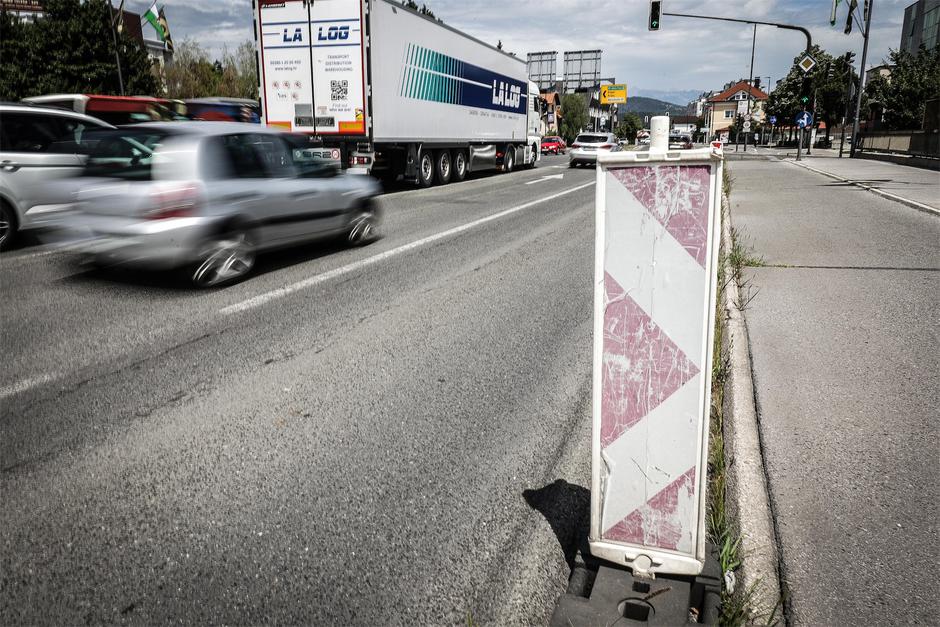 poškovano cestišče | Avtor: Saša Despot