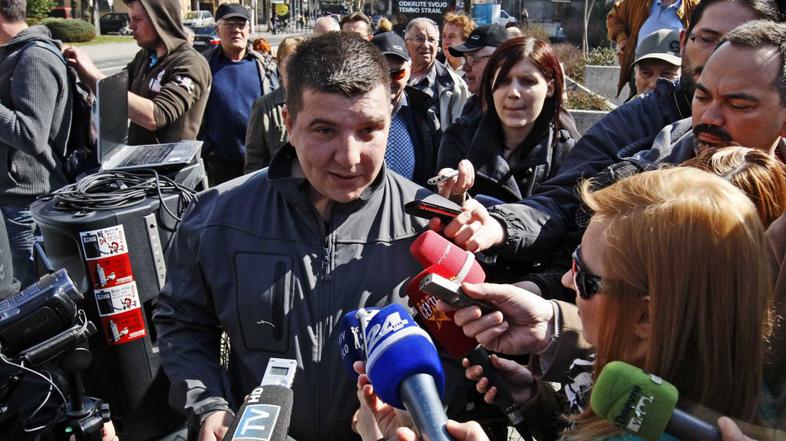 Protest pred DZ zaradi deložacije