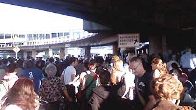 Zaradi preiskave v terminalu je več sto ljudi čakalo na konec zapore.