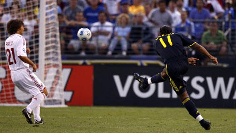 Didier Drogba je s pravo bombo načel mrežo Milana.