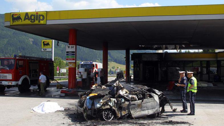 Avtomobil je zgorel v celoti. (Foto: Reuters)