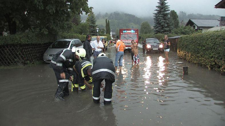 Avstrijski gasilci po državi še danes odpravljajo posledice silovitega neurja. (