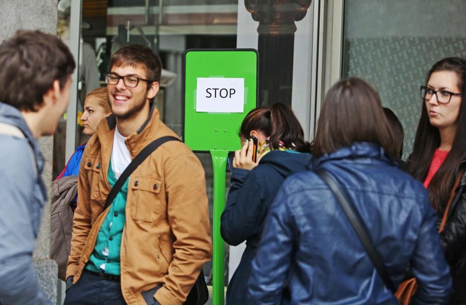 Slovenija 01.10.2013 studenti pred LPP prodajnim mestov na Bavarskem Dvoru v Lju | Avtor: Saša Despot