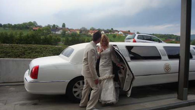 "Sedaj veva, ljubezen premika gore," pravi Murko.