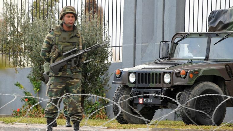 Po zadnjih podatkih se je vojska iz prestolnice Tunis že umaknila. (Foto: EPA)