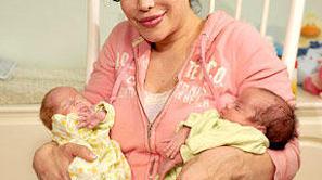 Nadya Suleman z dvema najmlajšima.