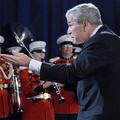 Da v sebi skriva številne talente, je Bush poskušal dokazati s tem, da je dirigi