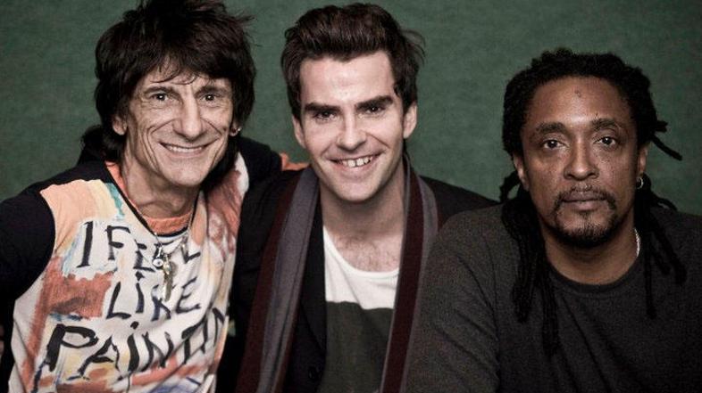 Ronnie Wood, Kelly Jones in Bernard Fowler po snemanju albuma I Feel Like Playin