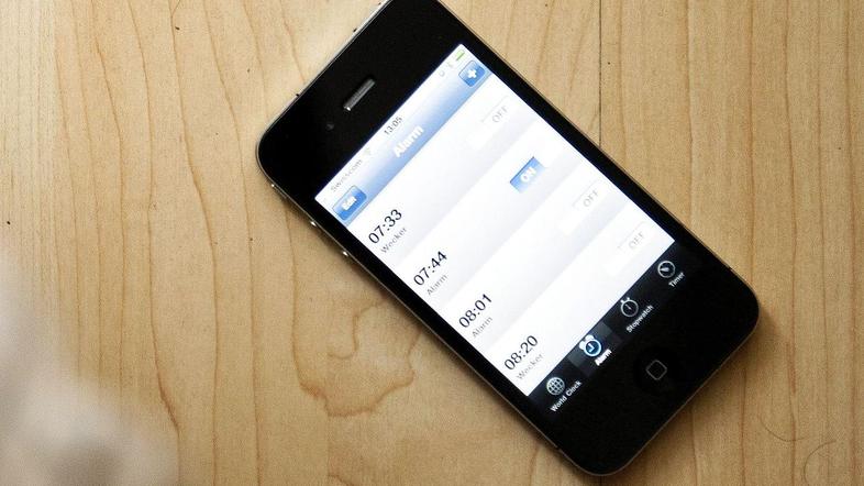 iPhoni so zatajili že lanskega novembra, ko se alarmi niso avtomatično prilagodi