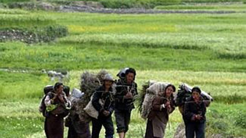 Na tibetanskem podeželju življenje teče počasi in po starem.