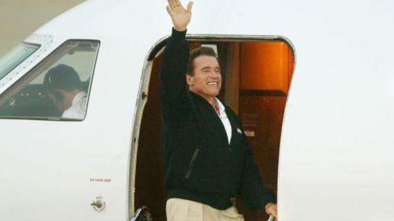 Arnie se sicer dokaj redno vrača v rodno Avstrijo, a je po smrti matere leta 199