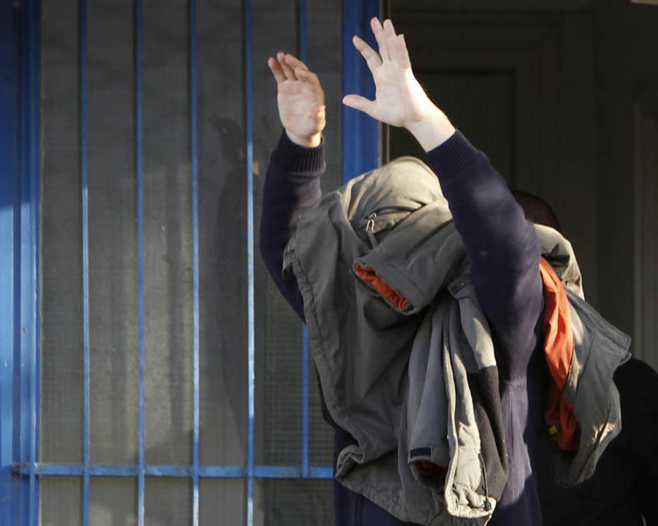 Zoltan Bakony med odhajanjem iz pripora. (Foto: Reuters)