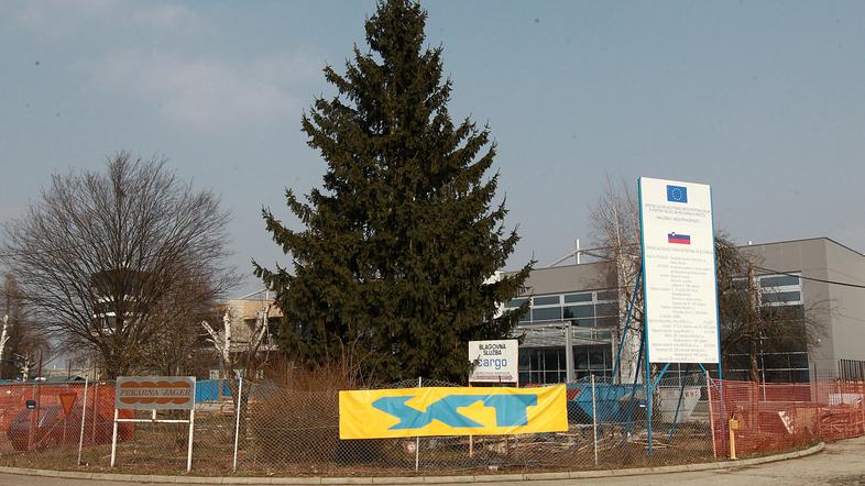 Na pol zgrajen terminal čaka na novega izvajalca gradbenih del. (Foto: mediaspee