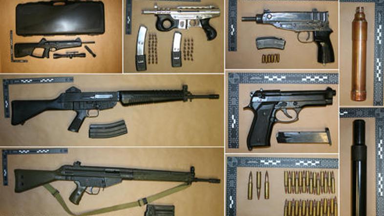 Pirančanu so koprski policisti zasegli cel kup orožja.