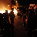 Policisti in gasilci so imeli veliko dela tudi ponoči. (Foto: Reuters)