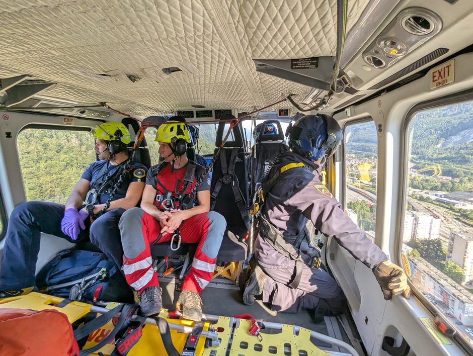 Ekipa gorskih reševalcev v helikopterju | Avtor: GRZS