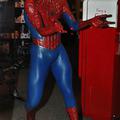 Obleka Spidermana je očitno navdušila mladega roparja.