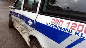 Poškodovan policijski avto