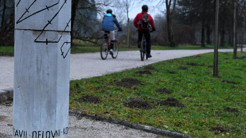 Po mnenju bralca bi bil lahko poškodovani steber še posebno nevaren za otroke. (