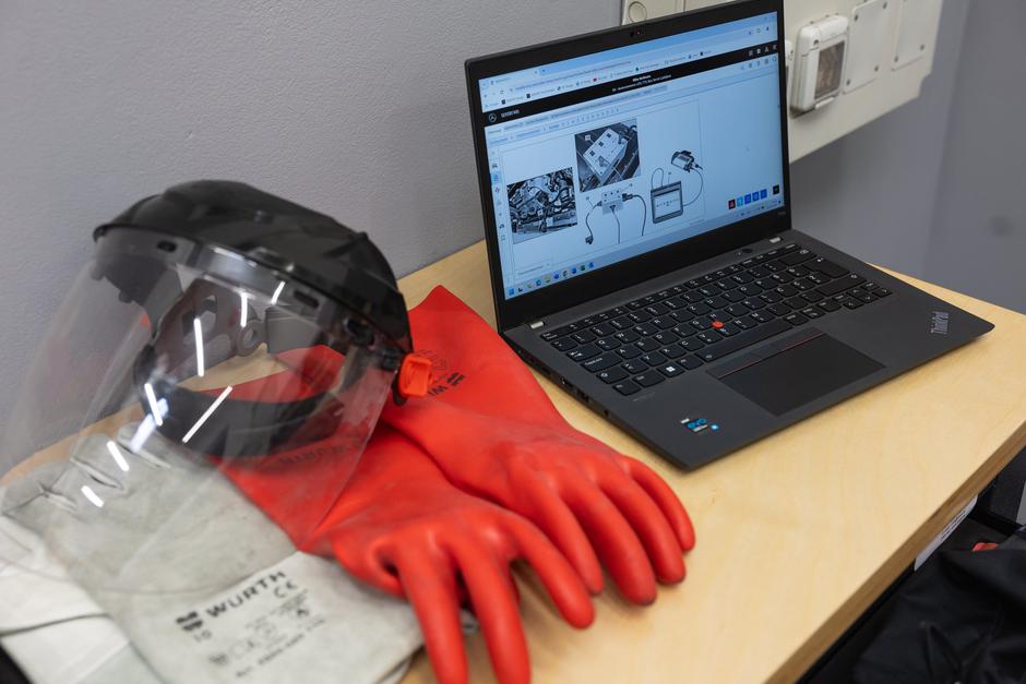 Kompetenčni center za popravilo baterij Emil frey | Avtor: Emil Frey