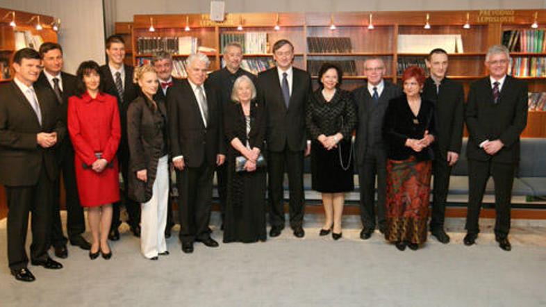 Vsi letošnji Prešernovi nagrajenci na sprejemu pred podelitvijo nagrad.