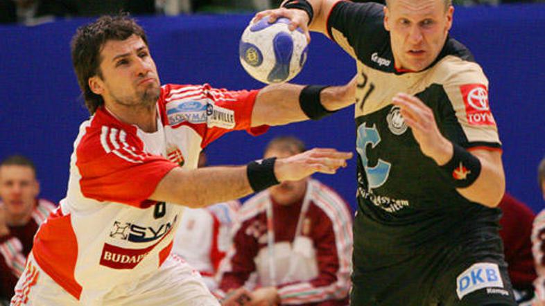 Oliver Roggisch (Nemčija) v prodoru mimo Tamasa Mocsaia (Madžarska).