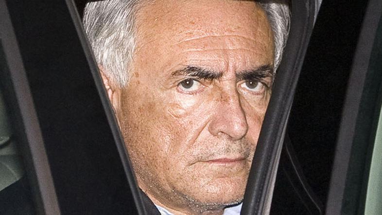 Ko je sobarica vstopila v sobo, da jo pospravi, naj bi iz kopalnice stopil nag F