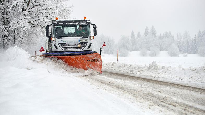 pluženje, sneg, zasnežena cesta, zima, zimska služba