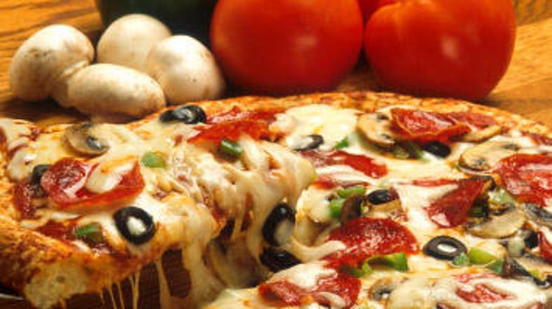 Okrasite z narezanimi olivami.