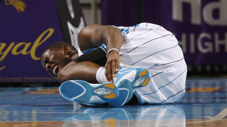 Chris Paul v bolečinah, potem ko je nerodno pristal in si poškodoval gleženj. V 