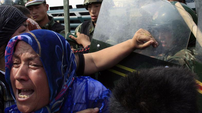 V nemirih je umrlo 197 ljudi, približno 1700 pa je bilo ranjenih. (Foto: Reuters