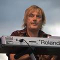 Geoff Downes danes (zgoraj) in nekoč(spodaj). S skupino Asia bo v sredo nastopil