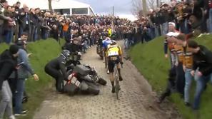 Motorist padel pred Pogačarjem