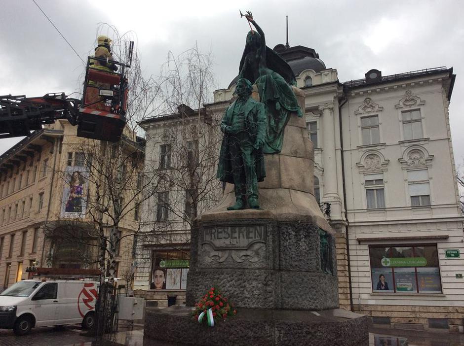 Prešeren odet v žico | Avtor: Gasilska brigada Ljubljana