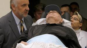 Demjanjuk je večji del sojenja negiben preležal na svoji bolniški postelji. (Fot