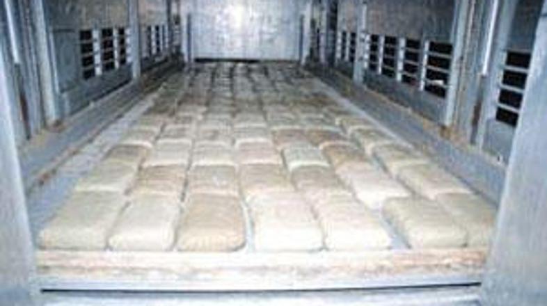 239 paketov marihuane so natovorili v dvojno dno vlečnega in priklopnega  vozila