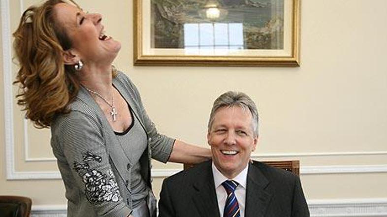 Politična kriza zaradi nezveste žene. Zaradi 40 let mlajšega je razmišljala tudi