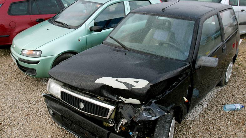 Zapuščenih avtomobilov v raznih skednjih in na javnih površinah, kot je ta na sl