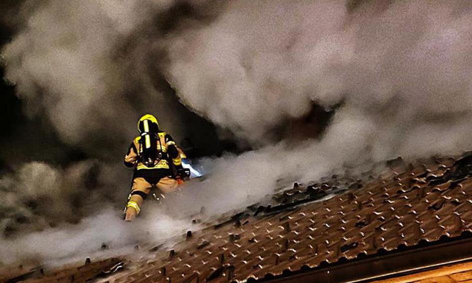 Gasilci gasijo požar gospodarskega poslopja