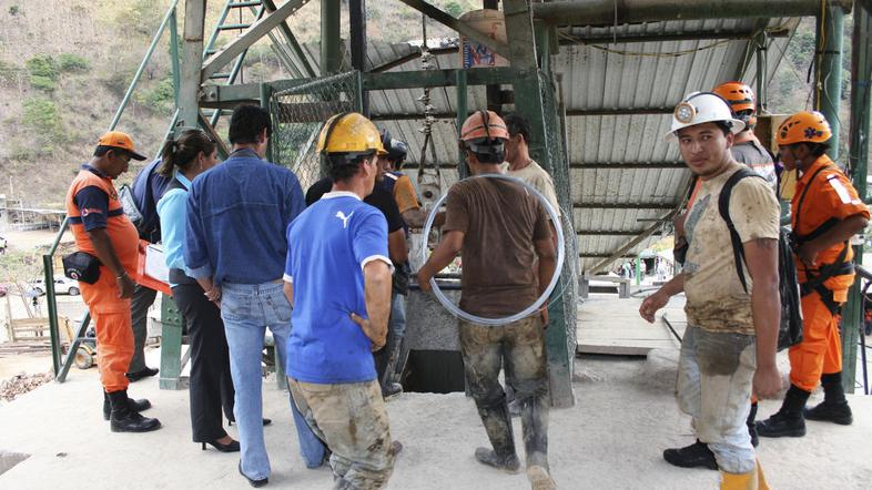 Reševalci v Ekvadorju se pripravljajo na spustitev po jašku, da bi se dokopali d