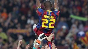 Eric Abidal na rokah soigralcev. Barcelona Real Madrid Liga prvakov Pedro