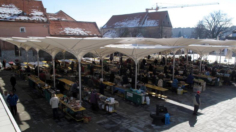 Na tržnici si kljub težavam še vedno prizadevajo za postavitev fiksne strehe, ki