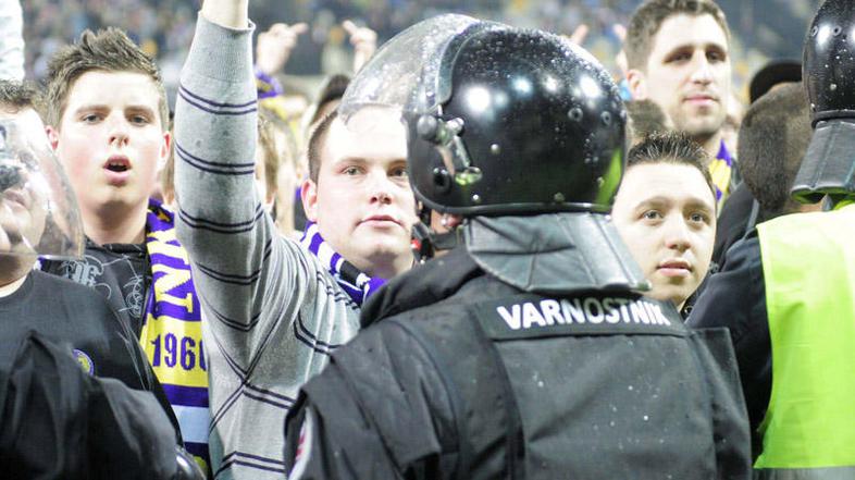 “Z majicami so mariborski navijači izrazili podporo nasilju na športnih igriščih