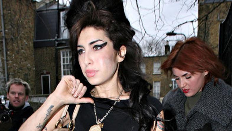 Amyjina ločitev se lahko sprevrže v umazan boj.