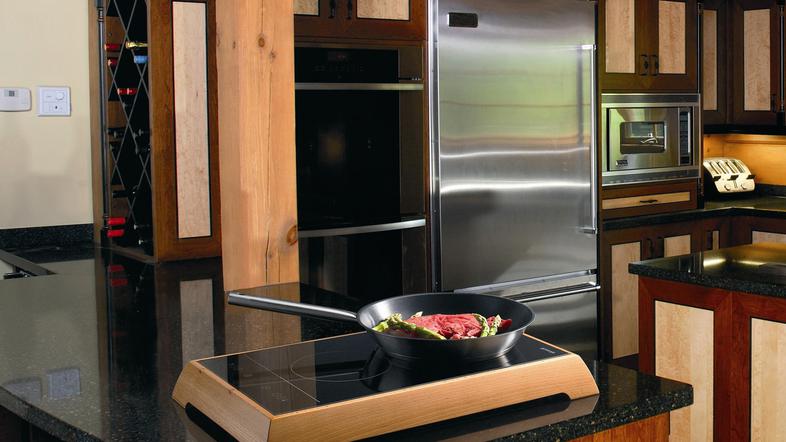 Steklokeramično kuhališče, ki ga lahko odnesete kamorkoli.