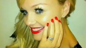 Na Twitterju je srečna Emma objavila svojo sliko, na kateri njen prst krasi diam