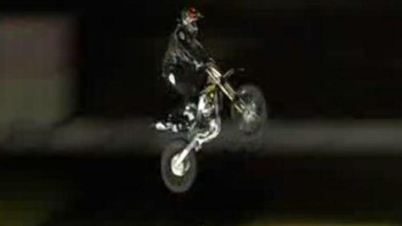 Skakati z motorjem ni mačji kašelj, preskočiti kar 107 metrov pa že malce diši p