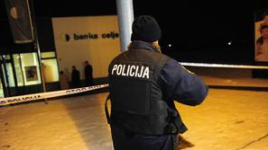 rop, banka Celje, šempeter, policija, policijski trak, banka, noč